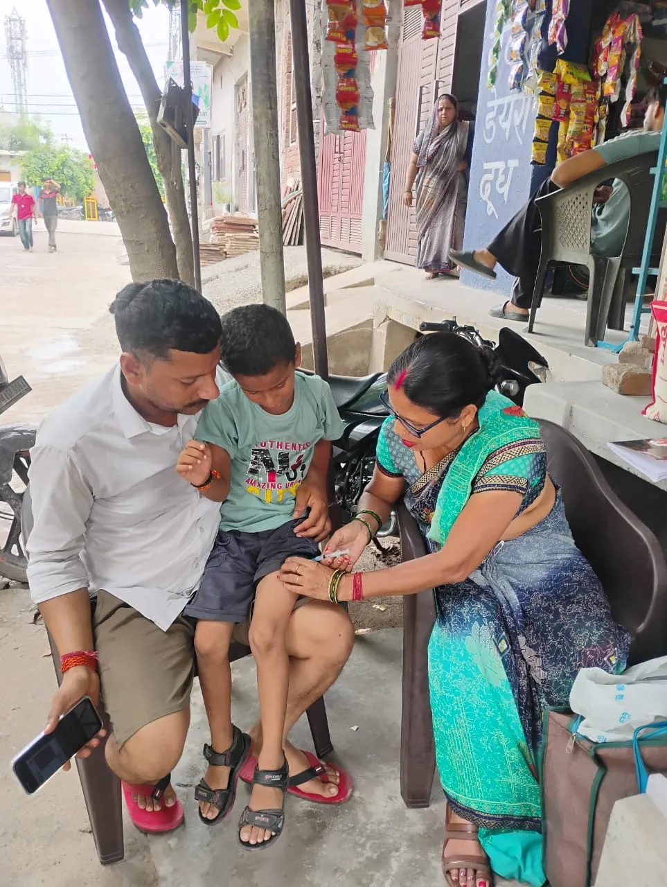 लोनी CHC की सराहनीय पहल: बच्चों के टीकाकरण के लिए जागरूक हों अभिभावक