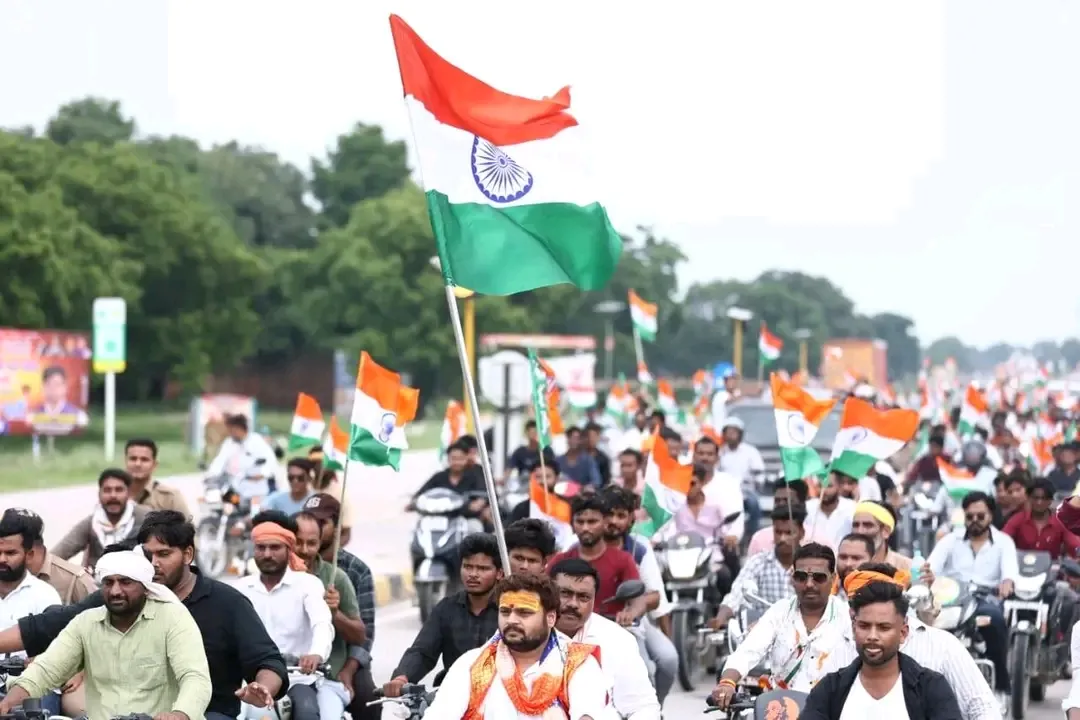 भाजपा नेता अविचल शुक्ला ने रुझेई से बदरका तक निकली भव्य तिरंगा यात्रा, हजारों लोग हुए शामिल