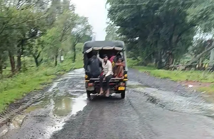 क्षमता से अधिक सवारियां ढो रहे ऑटो, जिम्मेदार बेखबर