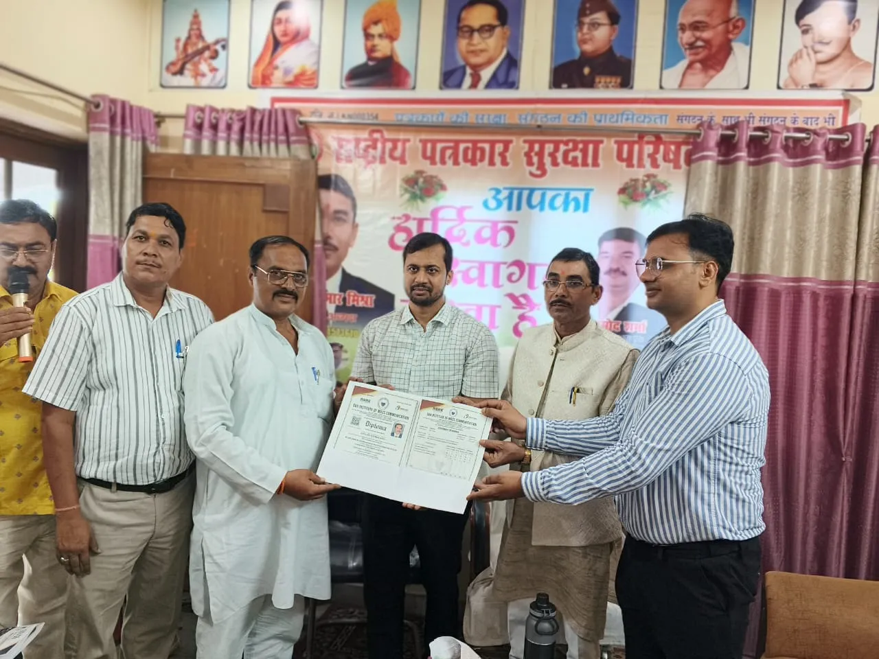 लखनऊ में पत्रकार सुरक्षा परिषद की प्रदेश स्तरीय बैठक सम्पन्न , हमीरपुर जिलाध्यक्ष कपिल देव यादव सम्मानित