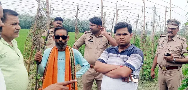 खेत में मिला रोलर चालक अधेड़
