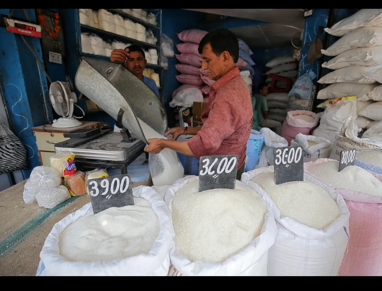 चीनी हुई महंगी तो क्या है वजह? ₹65-70 किलो तक पहुंचने की खबर में कितनी सच्चाई, जानिए पूरी कहानी