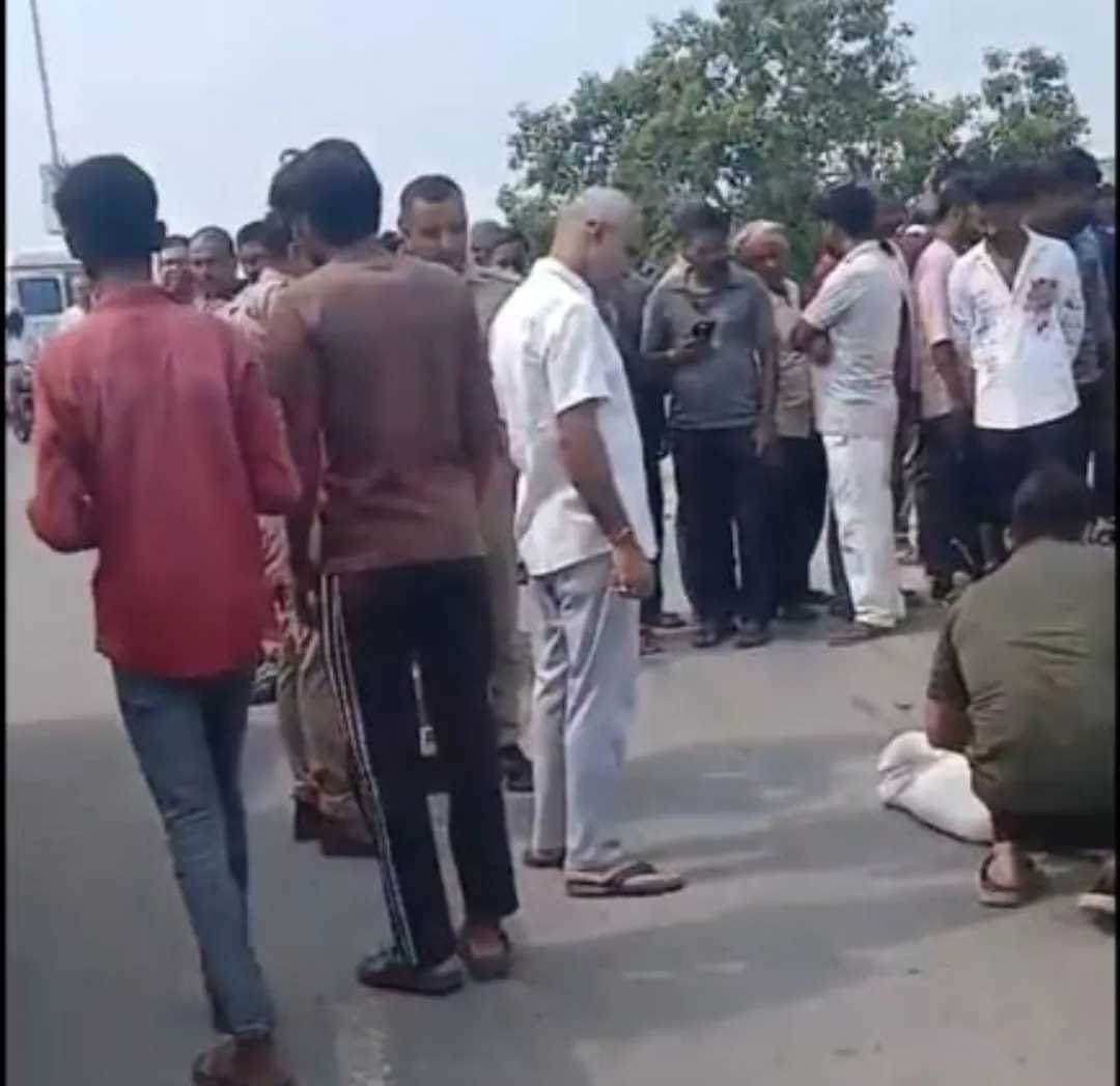 तेज रफ्तार ट्रक के चपेट में आने से बाइक सवार भतीजे की मौके पर मौत; चाचा घायल*