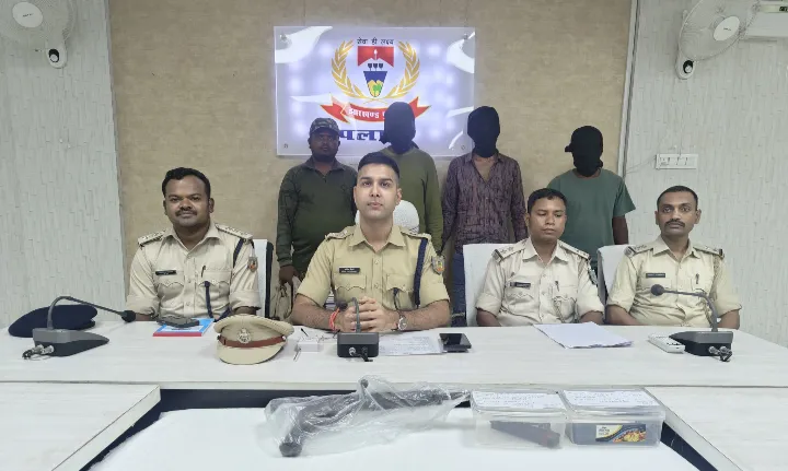 PALAMU : ऑपरेशन सफाया में पलामू पुलिस की बड़ी कार्रवाई, देशी कार्बाइन व सात जिंदा गोलियों के साथ तीन अपराधकर्मी गिरफ्तार