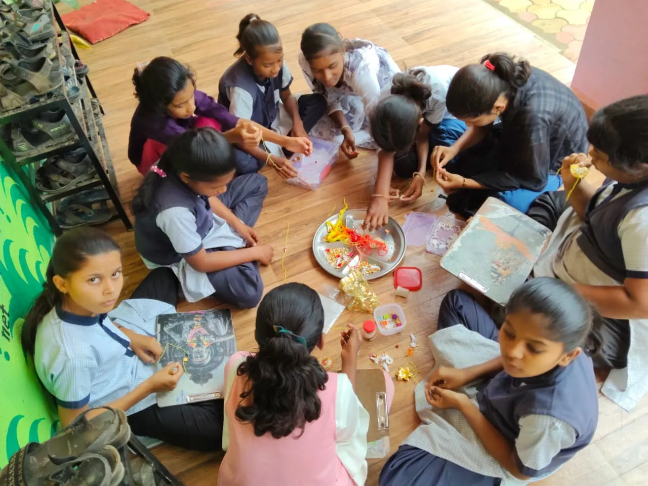 सीमेवर रक्षण करणारे सैनिकांसाठी पारेगाव बुद्रुक शाळेने पाठवल्या दोनशे राख्या