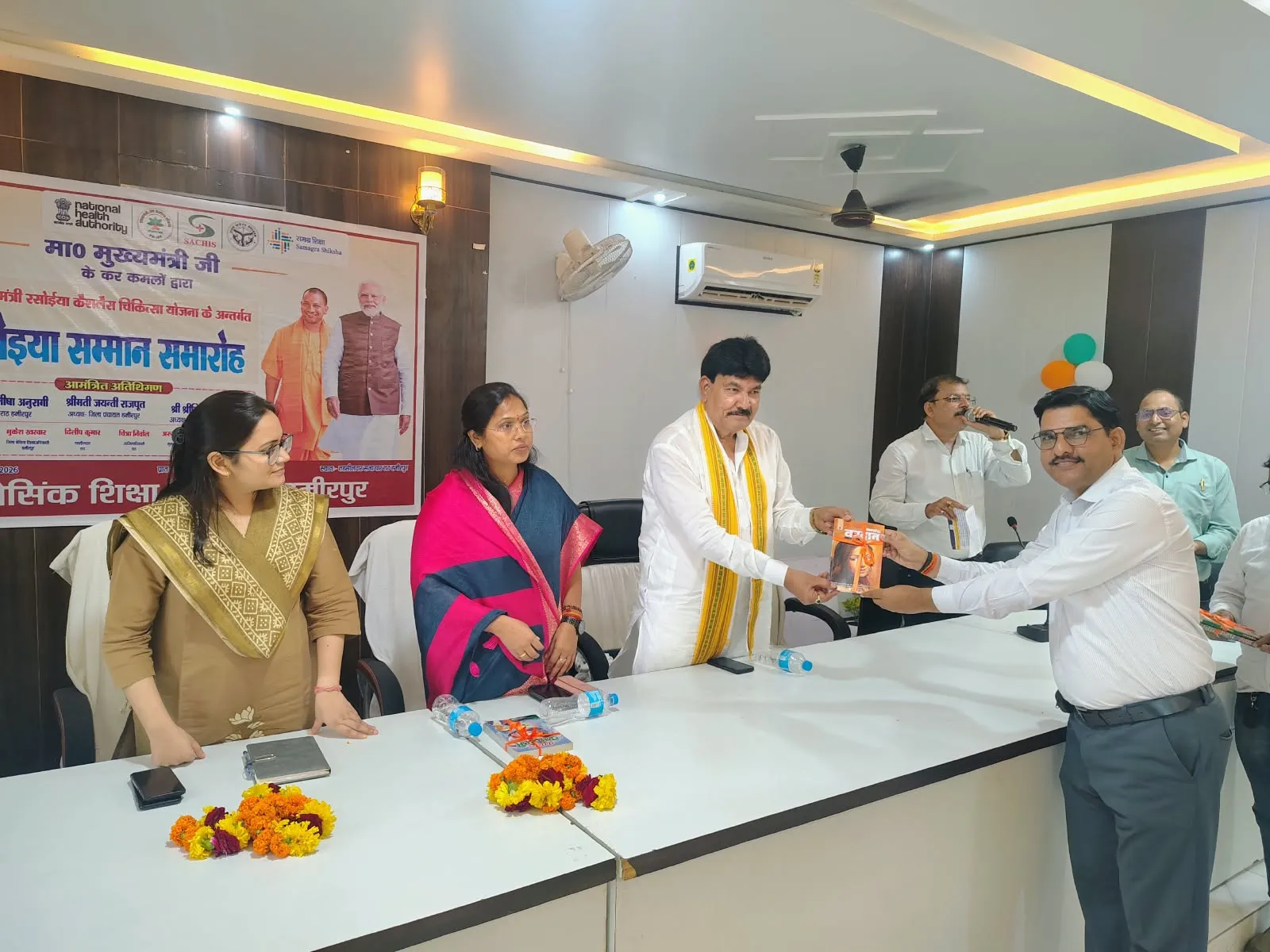 मानदेय बढ़ने पर रसोइयों को किया गया सम्मानित