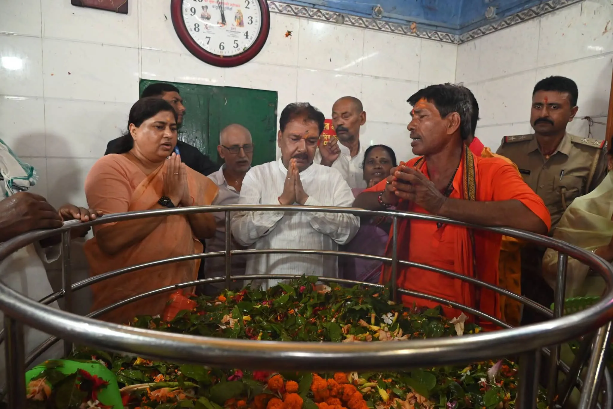 पूर्णिया जिले के रुपौली विधानसभा क्षेत्र अंतर्गत बड़हरा कोठी स्थित पावन एवं ऐतिहासिक बाबा वरुनेश्वर धाम में पूजा किया