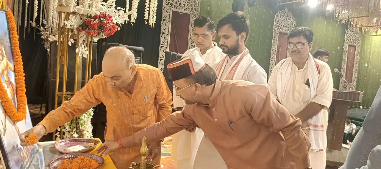 कजरी के सुर, लोकनृत्य की थिरकन और सावन की फुहार ने मोहा मन