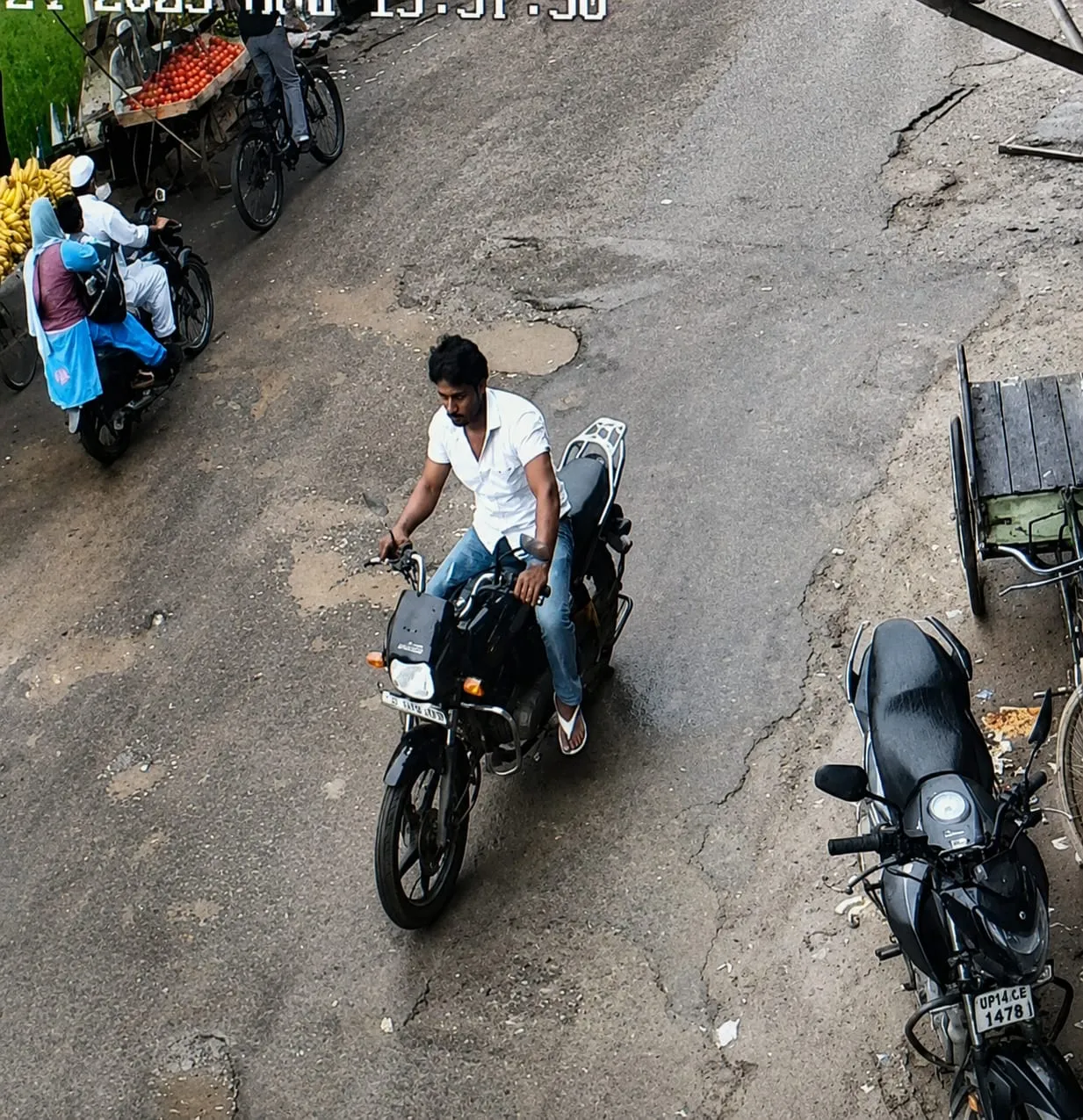 मसूरी थाना क्षेत्र के कस्बा डासना की रफीकाबाद कॉलोनी मे दिन दहाड़े स्प्लेंडर बाइक चोरी, कैमरे में कैद हुआ चोर