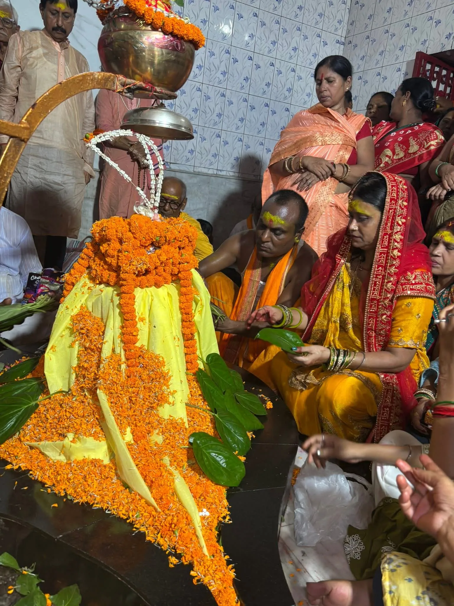 भोलेनाथ का श्रंगार, आरती और प्रसाद वितरण सावन के अंतिम सोमवार को वार्ड नंबर 11 पूर्णिया मे आयोजित किया गया