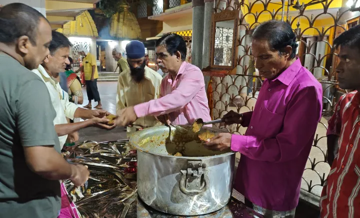 JAMSHEDPUR : सावन के अंतिम सोमवार पर कदमा रंकिणी मंदिर में श्रद्धालुओं के बीच हलुआ-खीर का वितरण
