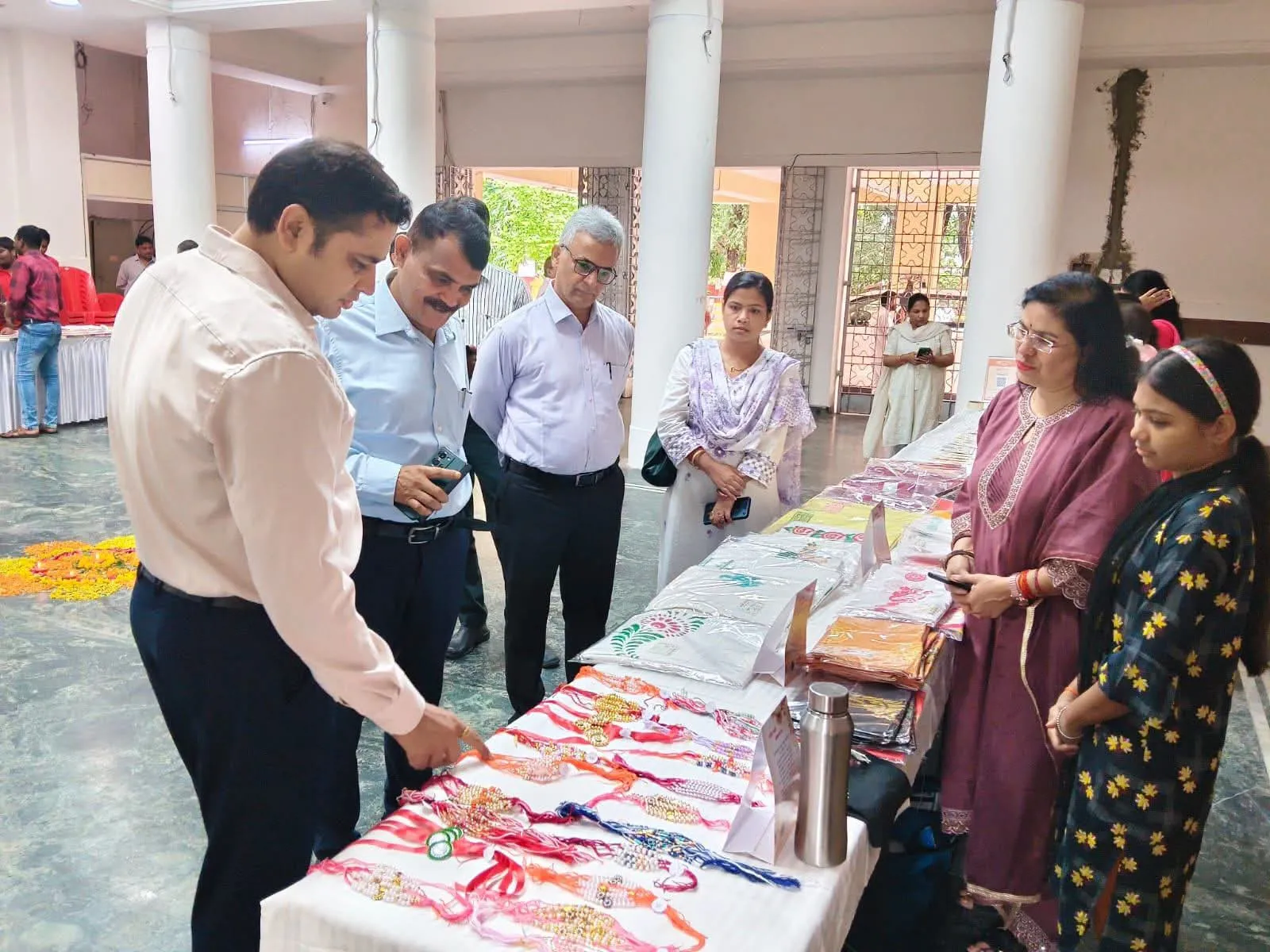 कलेक्टर कार्यालय में शासकीय बाल गृहों के बच्चों द्वारा निर्मित राखियों की प्रदर्शनी आयोजित...