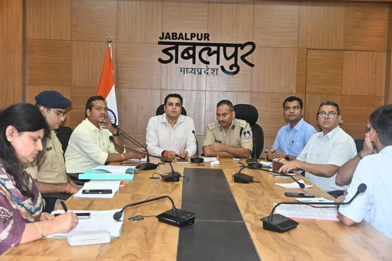 सड़क सुरक्षा को लेकर कलेक्टर ने दिए जरूरी निर्देश...