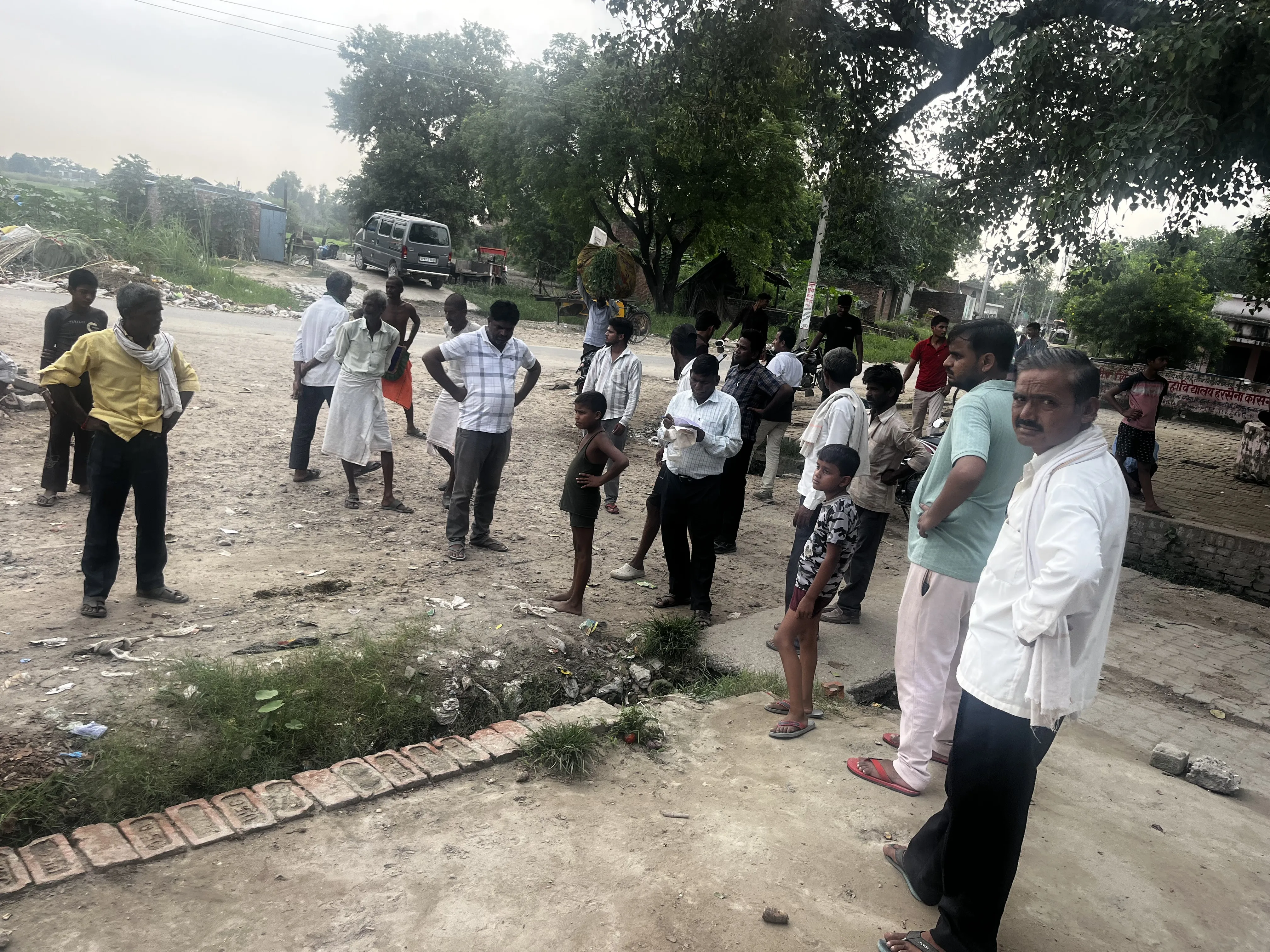 कासगंज के सोरों थाना क्षेत्र के ग्राम महमूदपुर पुख्ता दावगों द्वारा अवैध कव्जा