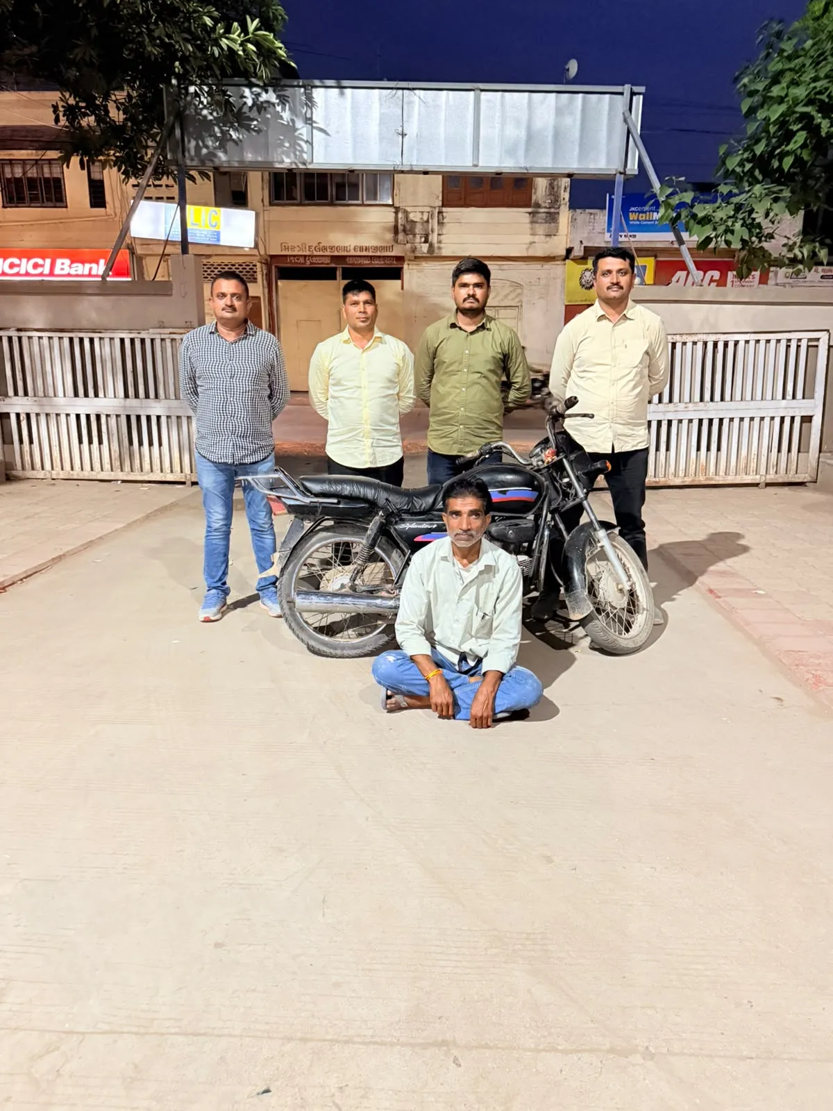 એક ઇસમને ચોરીના મોટર સાયકલ સાથે પકડી પાડી, મોટર સાયકલ ચોરીનો જુનાગઢ જિલ્લાનો અનડીટેકટ ગુનો ડીટેકટ કરતી અમરેલી એલ.સી.બી.