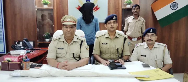 CHATRA : सिमरिया थाना, अवैध हथियार व चोरी की चार बाइक के साथ आरोपी गिरफ्तार