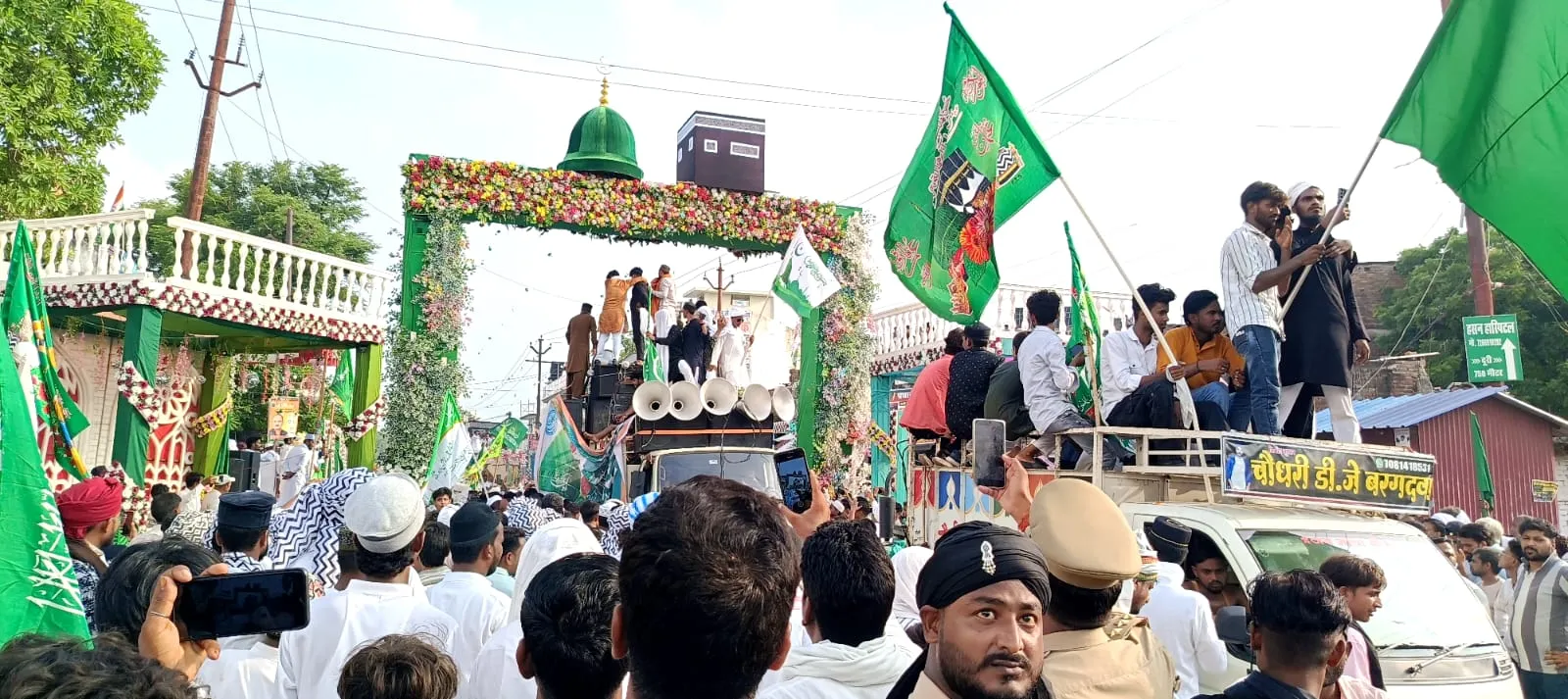 हर्षोल्लास के साथ मनाया गया ईद मिलादुन्नबी का पर्व, सुरक्षा में मुस्तैद रहा पुलिस-प्रशासन