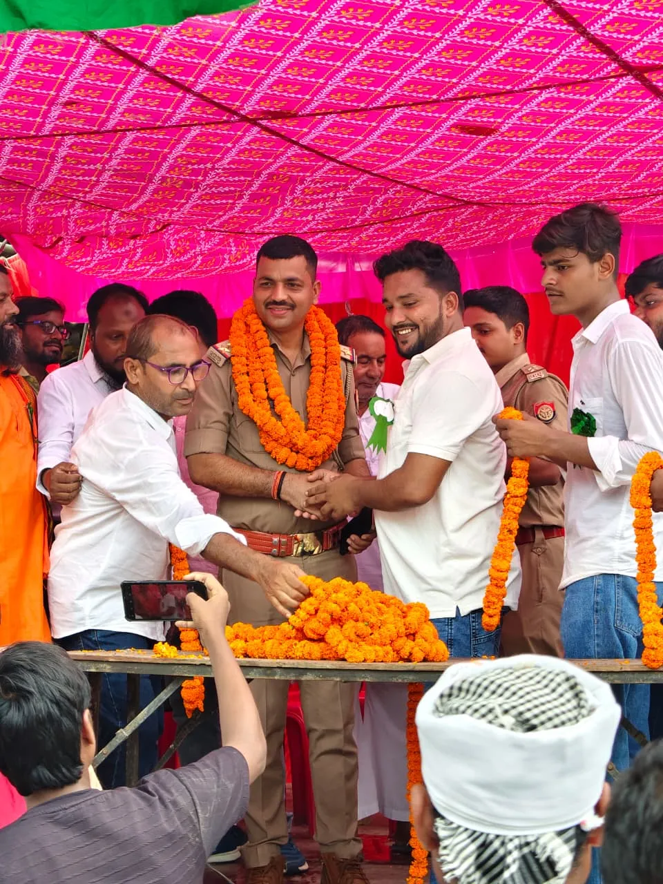 देवरिया जनपद के भटनी केनकहनी चौराहा पर स्त्री रोग विशेषज्ञ डॉक्टर मूनल तिवारी पुत्री अरविंद तिवारी ग्राम नोनापार के केंद