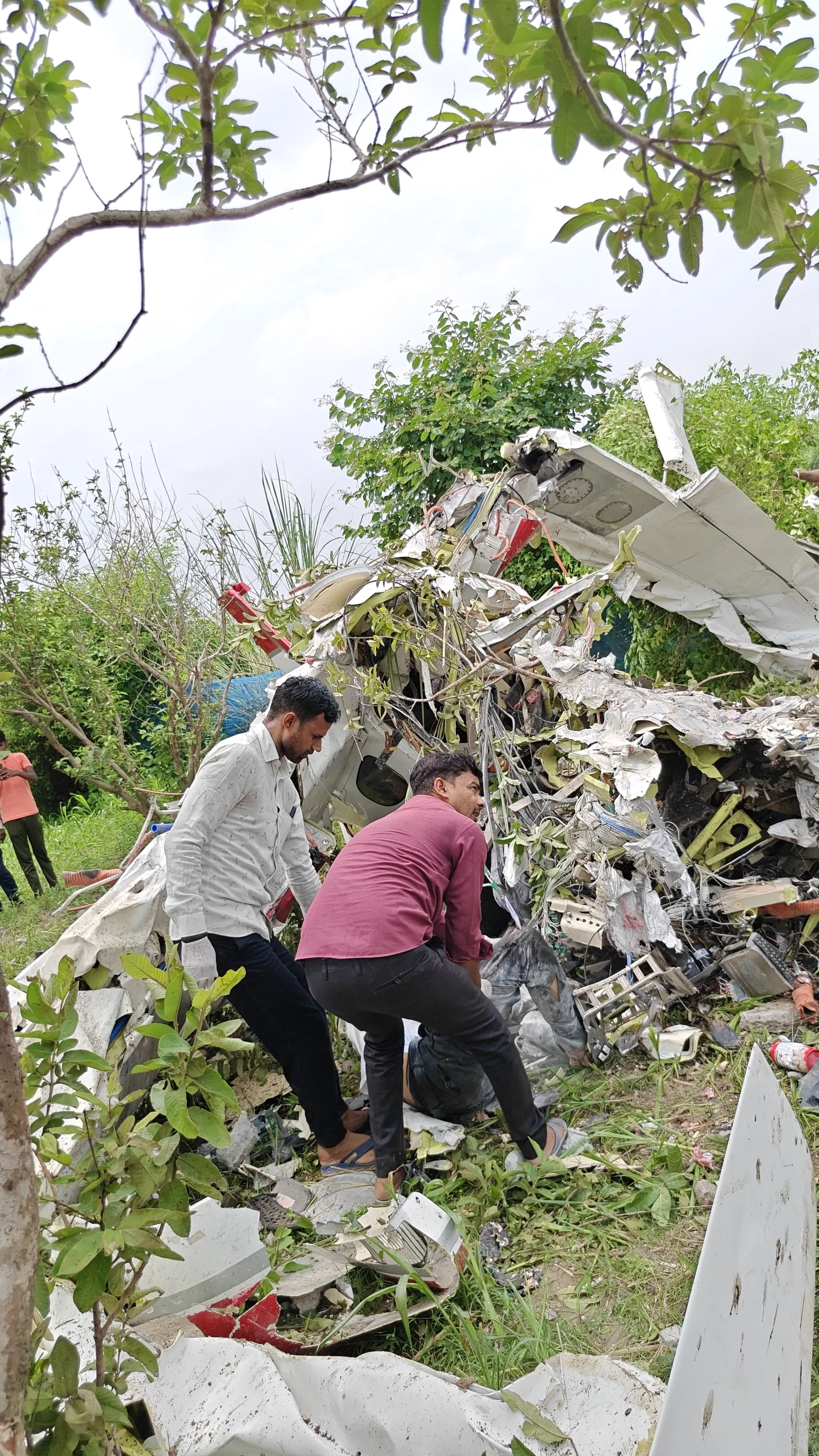 गंगा बैराज के पास ट्रेनिंग एयरक्राफ्ट क्रैश, दो पायलटों की मौत कानपुर गंगा बैराज क्षेत्र