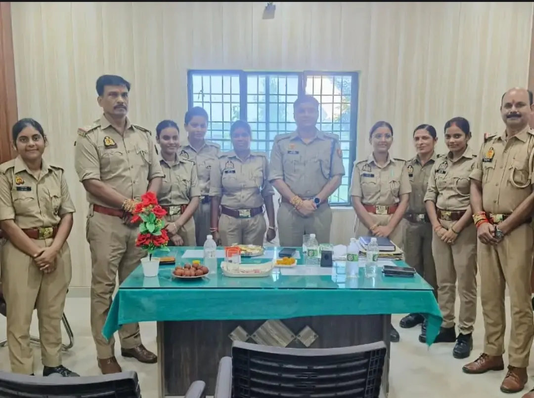 श्रीरामपुर थाने में महिला पुलिस कर्मियों ने पुरुष पुलिस कर्मियों के कलाई पर राखी बांध कर मनाया रक्षाबंधन का पवित्र पर्व*