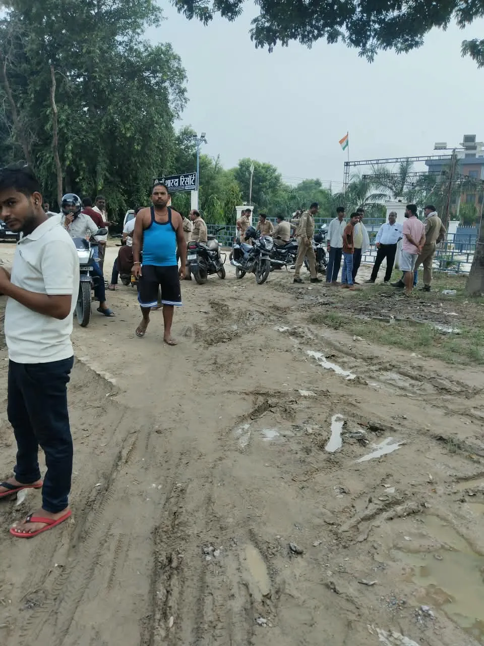 मिनी बस अनियंत्रित होकर पलटी, महिला यात्री की मौत, कई घायल