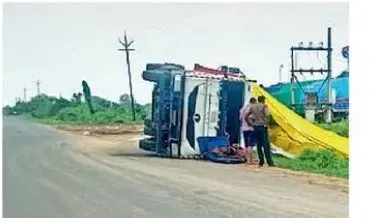 तजपुरा पेट्रोल पंप के पास केमिकल से भरा ट्राला पलटा बड़ा हादसा टला