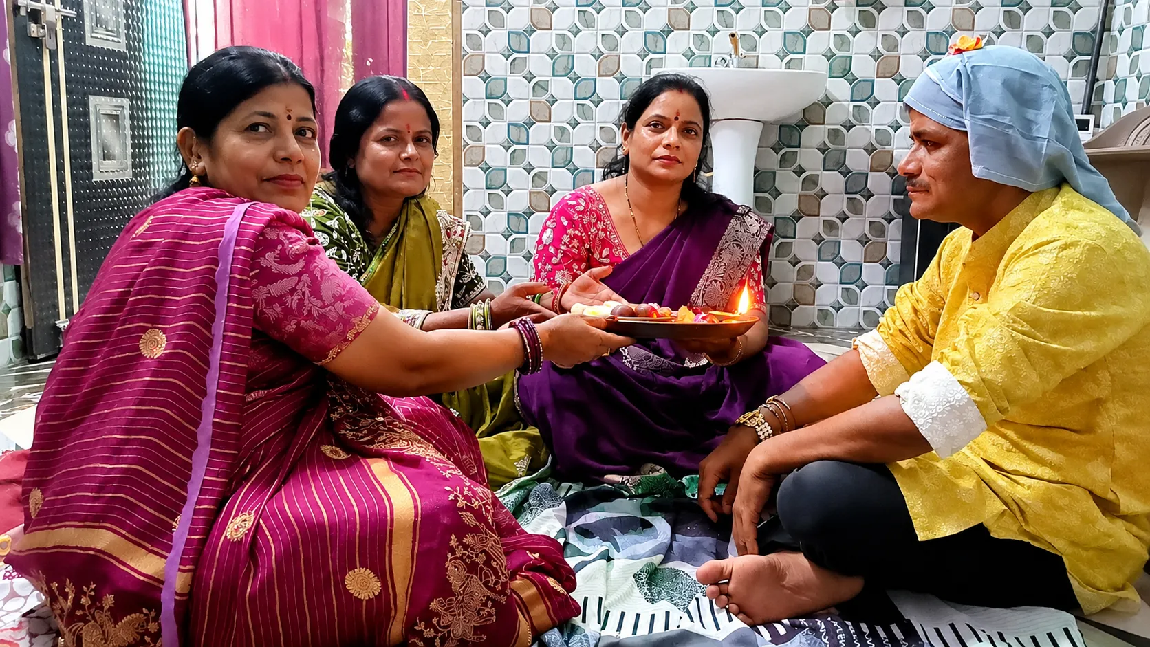 बहनों ने तिलक लगाकर भाई की कलाई पर बांधा प्यार