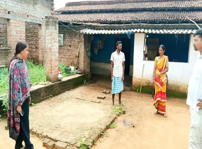 गांडेय में आवास घोटाले पर प्रशासनिक हड़कंप, जांच में पहुंचे बीडीओ