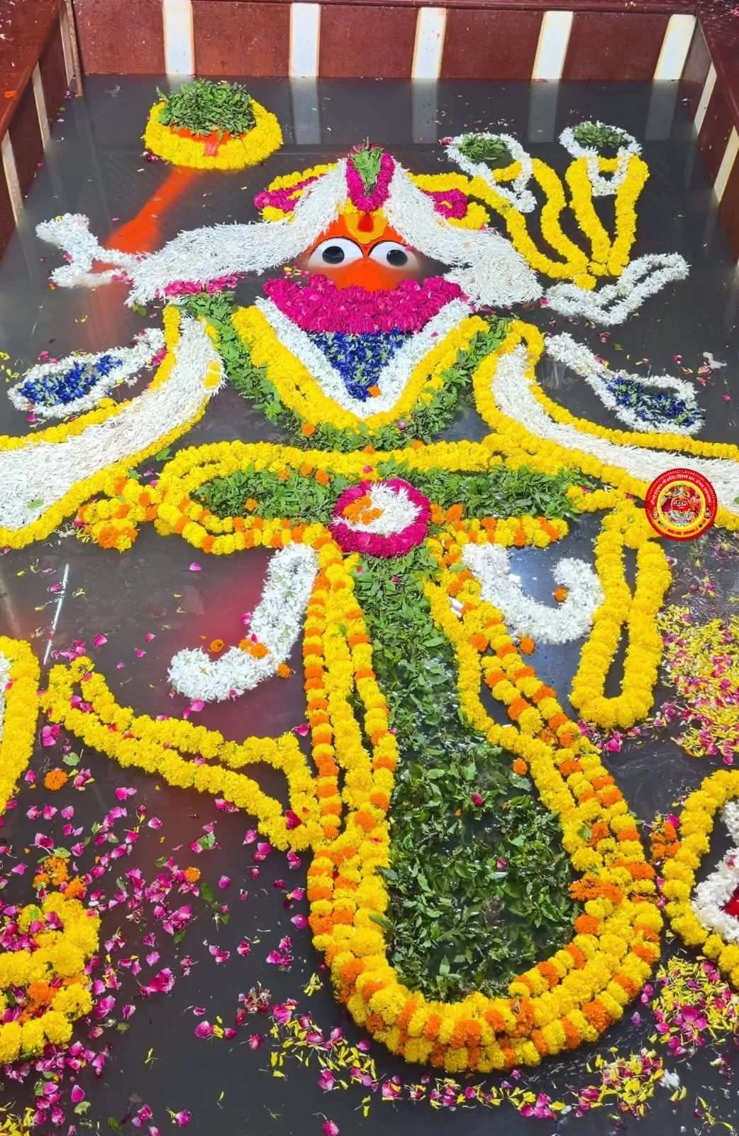 प्रयागराज के पावन संगम तट पर आज ब्रह्म मुहूर्त में 3:45 बजे अद्भुत आध्यात्मिक दृश्य देखने को मिला।