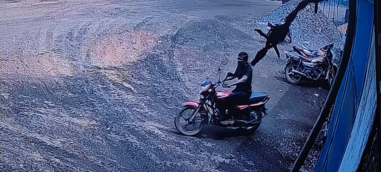खुद की गाड़ी चोरी करने वाला शख्श