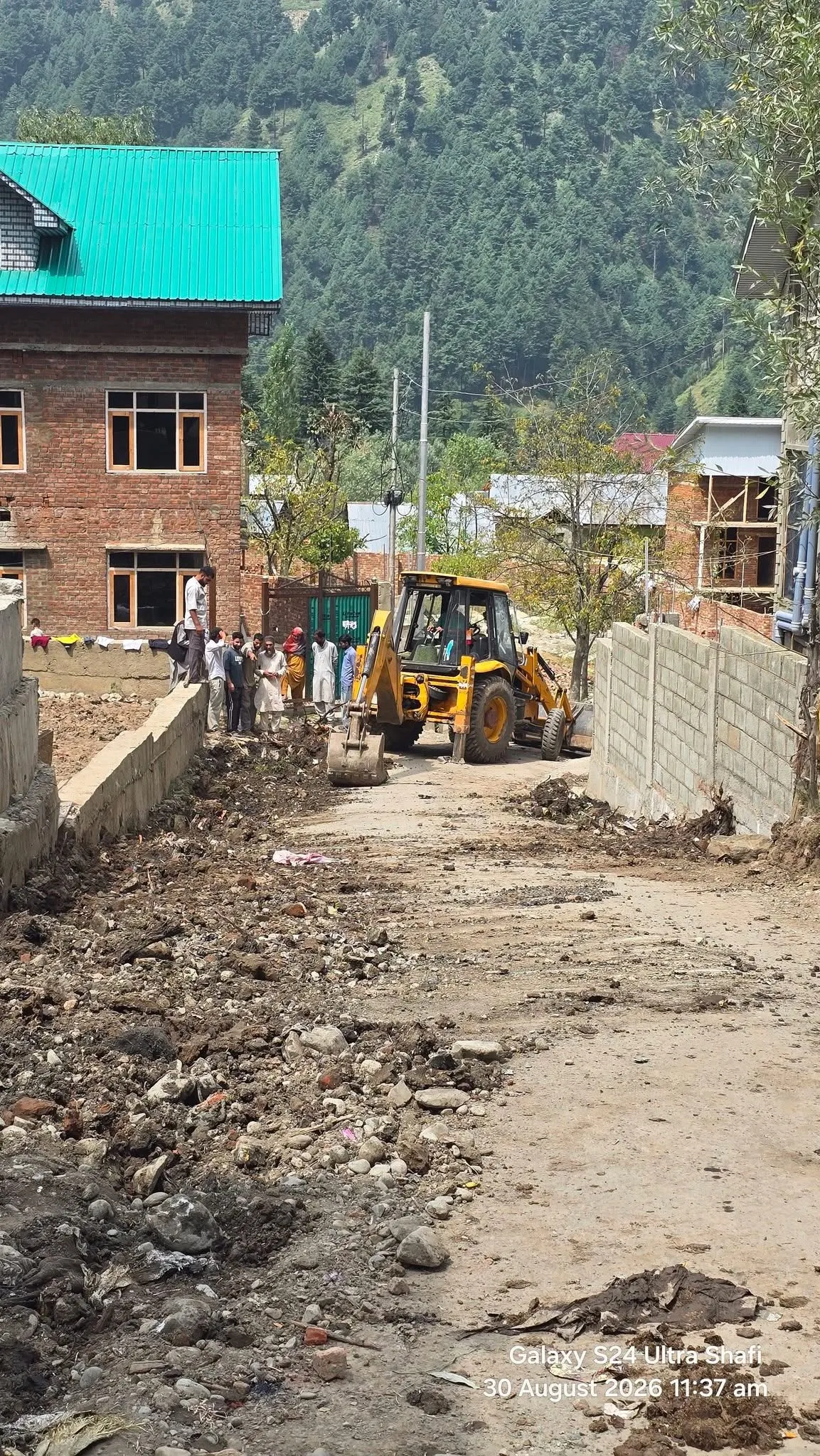 जिम्मेदारियों से मुंह मोड़ती व्यवस्था और खुद के हक के लिए खड़े होते लोग !