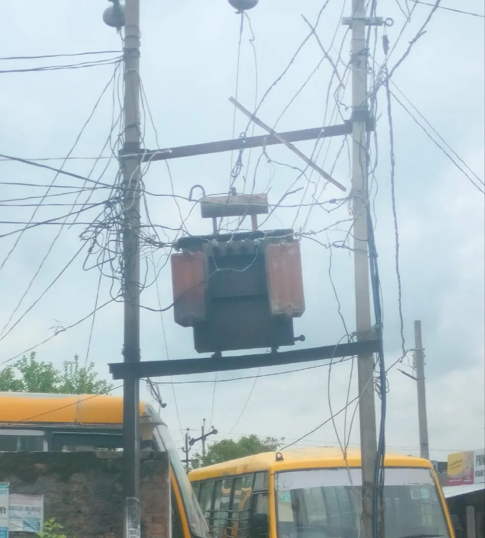 चार दिननो में जला ट्रांसफार्मर, अंधेरे में हरे राम चौराहा बाजार
दुकानदारों ने प्रशासन से जल्द नया ट्रांसफार्मर लगवाने क