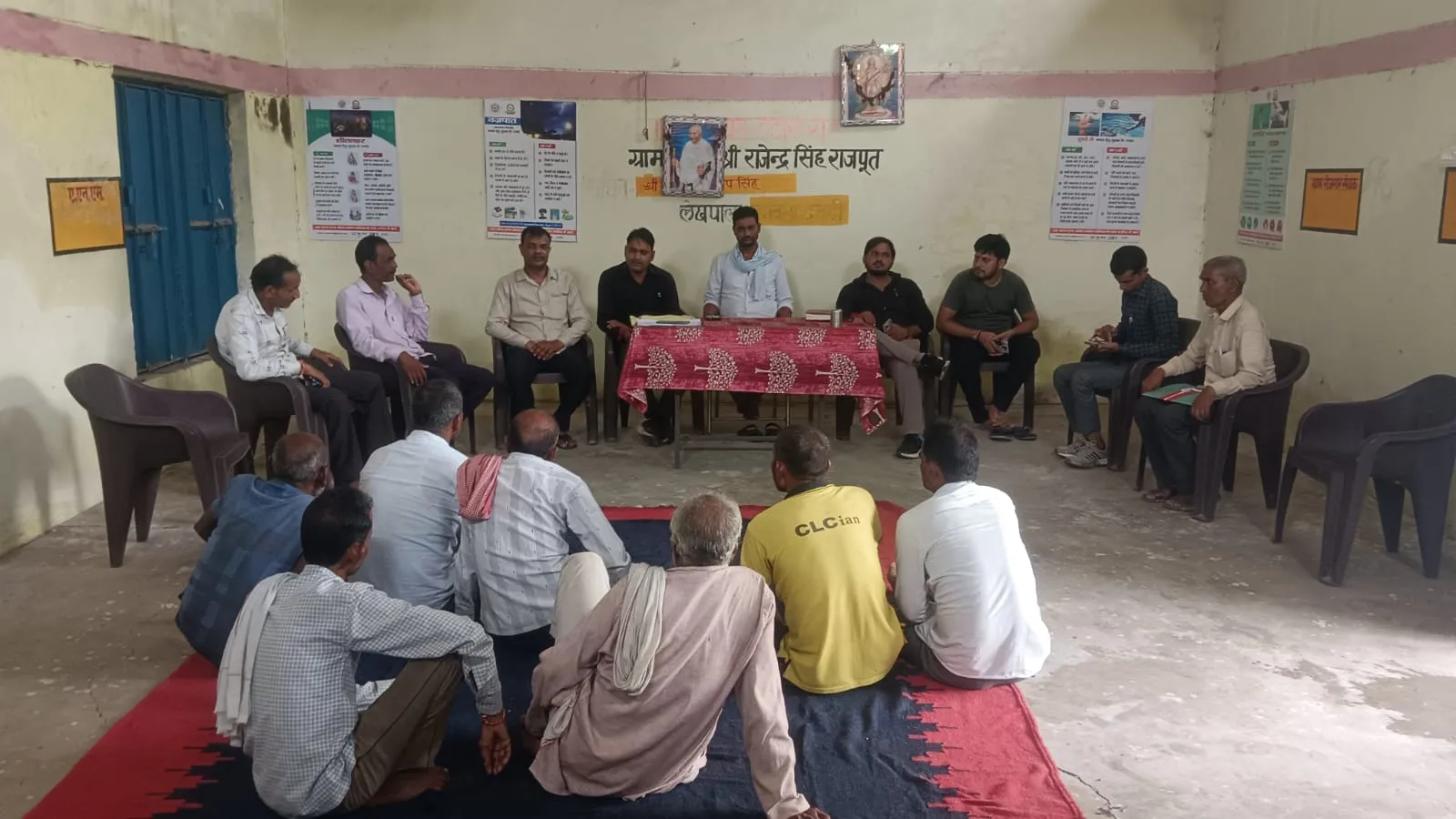 इटौरा राठ में सिंचाई विभाग की चौपाल ग्रामीणों की सुनीं समस्याएं अफवाहों पर लगाई रोक और बताया जलभराव का सच
