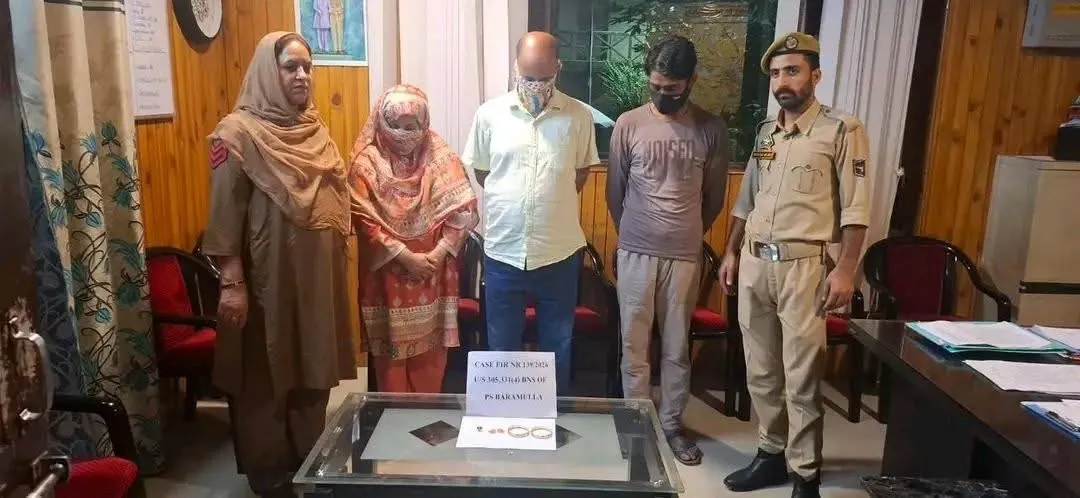 बारामुला पुलिस ने सुलझाई सनसनीखेज चोरी की गुत्थी: तीन आरोपी गिरफ्तार, लाखों के सोने के जेवर बरामद
