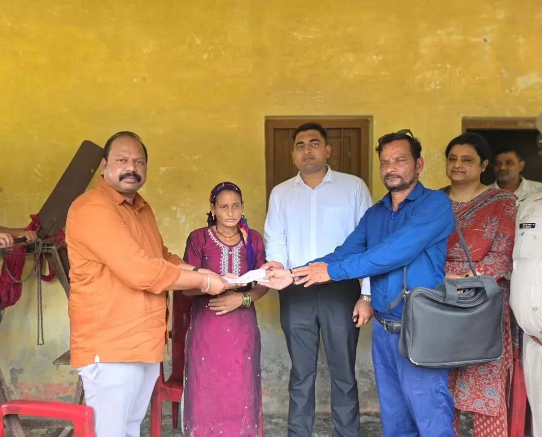 बाघ के हमले में घायल ईश्वर बिष्ट के परिजनों से मिले जिला पंचायत अध्यक्ष, सौंपी आर्थिक सहायता