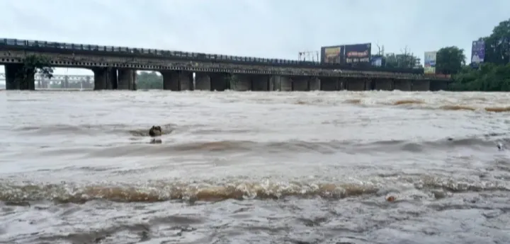 JAMSHEDPUR : स्वर्णरेखा एवं खरकई नदी के जलस्तर में लगातार वृद्धि, खरकई खतरे के निशान से 1.95 मीटर ऊपर