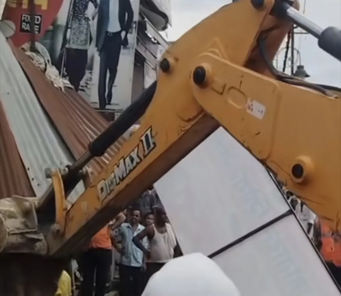 सिद्धार्थनगर
इटवा अतिक्रमण पर बुलडोजर कार्यवाही, पटरी हो रही खाली
बढ़नी-इटवा रोड पर चल रहा बुलडोजर