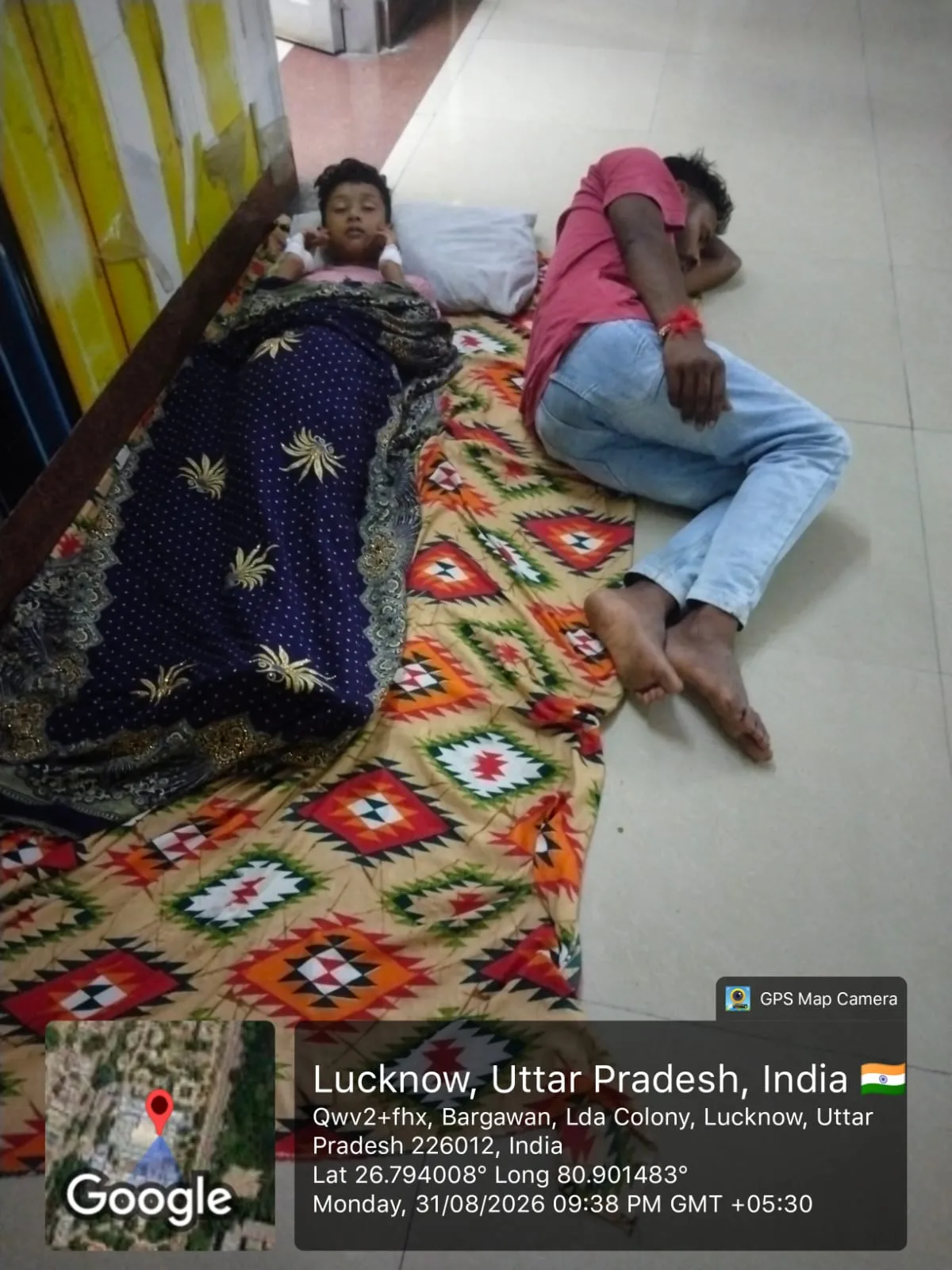 लोकबंधु अस्पताल के बाल रोग वार्ड में बदहाल व्यवस्था! एक बेड पर दो-दो बच्चे, फर्श पर भी इलाज को मजबूर मासूम