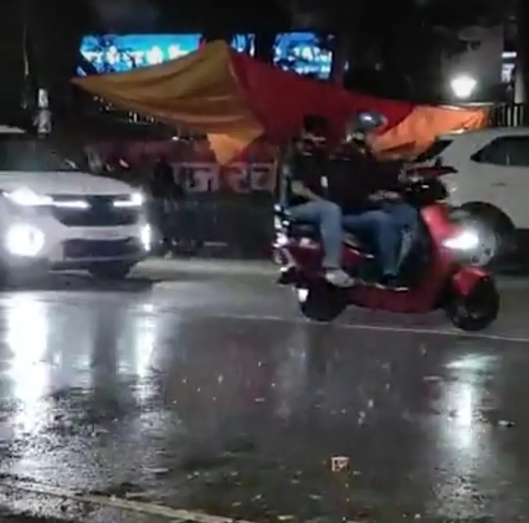 लखनऊ में मूसलाधार बारिश से जनजीवन प्रभावित, कैदियों की गाड़ी से लगा जाम