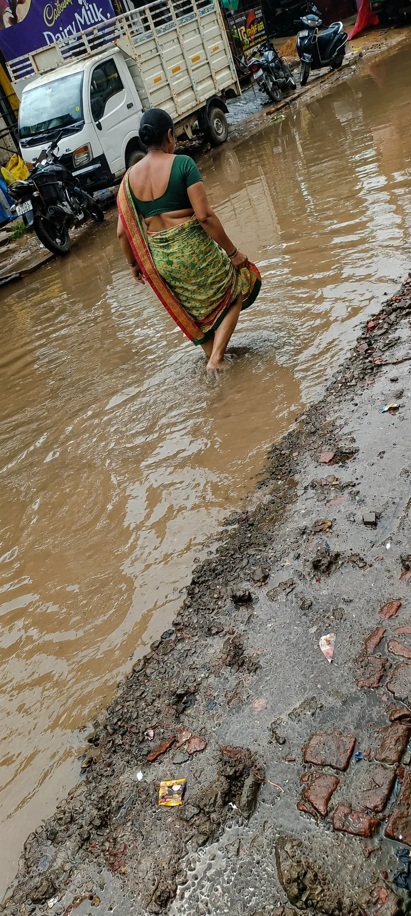 कुसम्ही बाज़ार, पिपराइच रोड पर नाली सफाई नहीं होने से सड़क पर जलभराव, लोगों को आवागमन में दिक्कत।