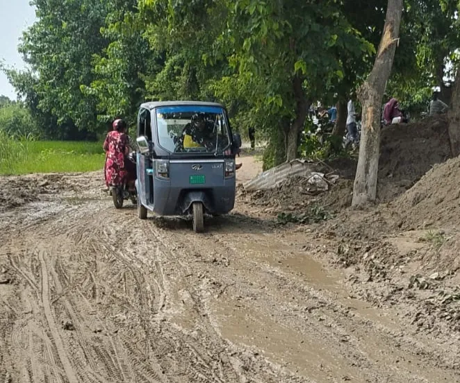 नवादा जाने वाली सड़क बदहाल, राहगीरों को आवागमन में परेशानी