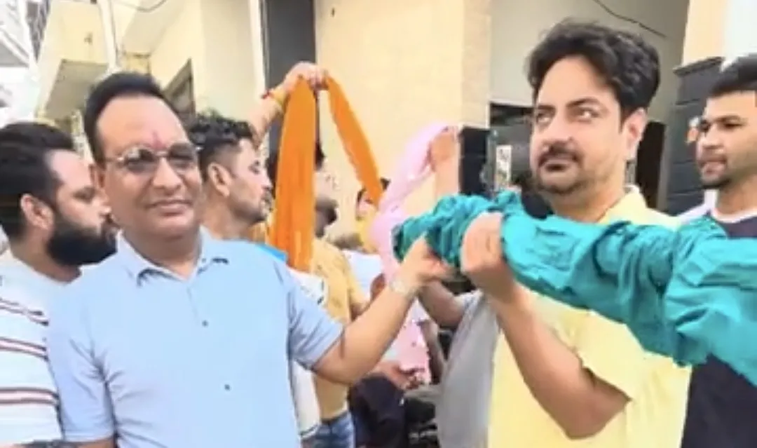 श्री गोगा जाहरवीर महाराज जी के मेले की तैयारी हेतु छड़ी खड़ी करते भक्तजन