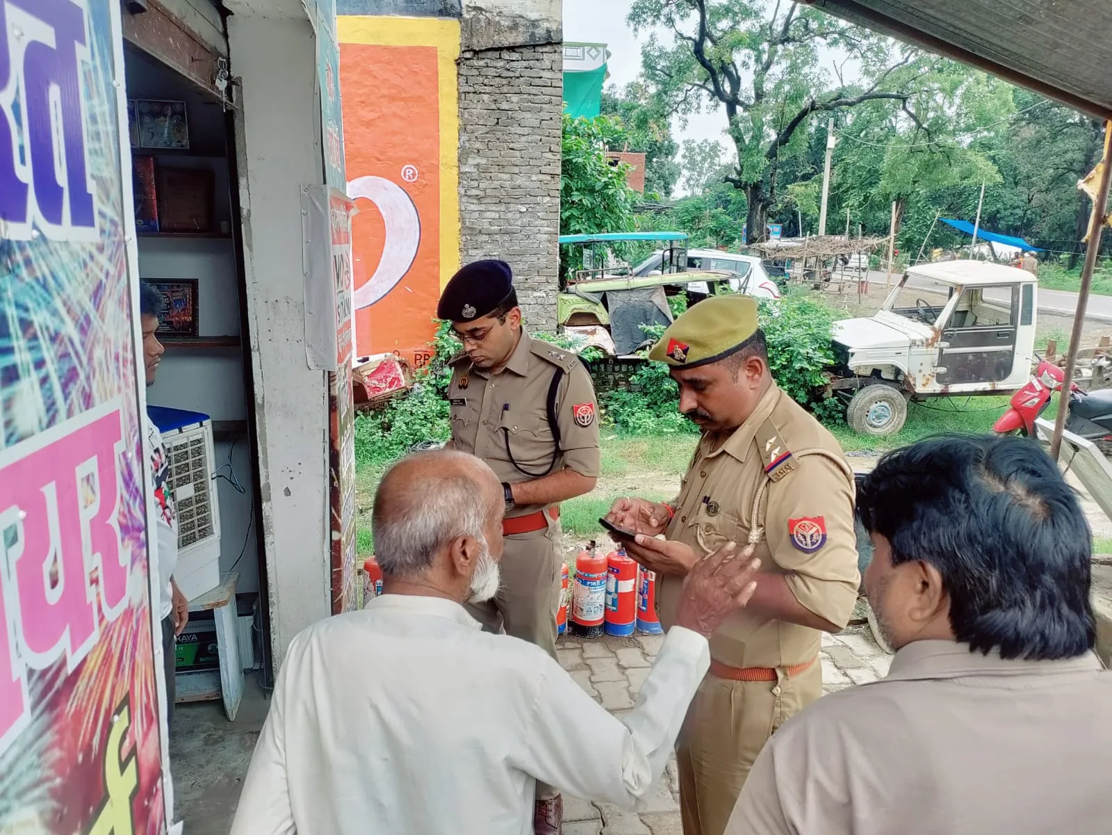 पटाखा दुकानों का निरीक्षण कर सुरक्षा व्यवस्था के दिए निर्देश