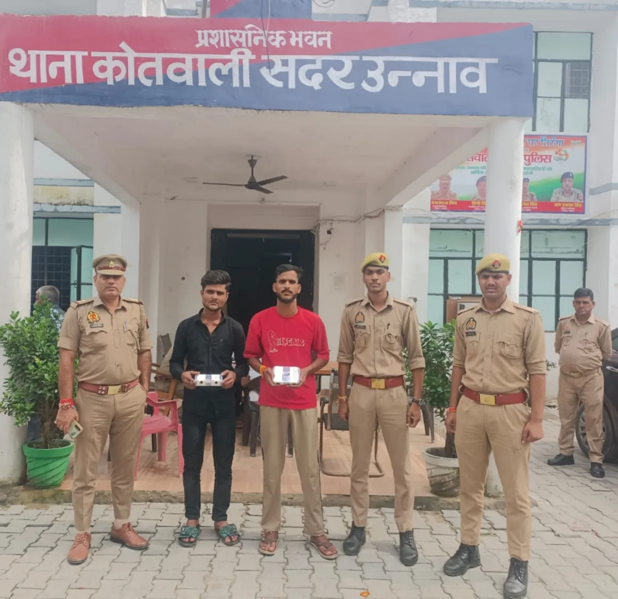 भैंस चोरी करने वाले दो शातिर आरोपी गिरफ्तार, 43,800 रुपये और लोडर बरामद