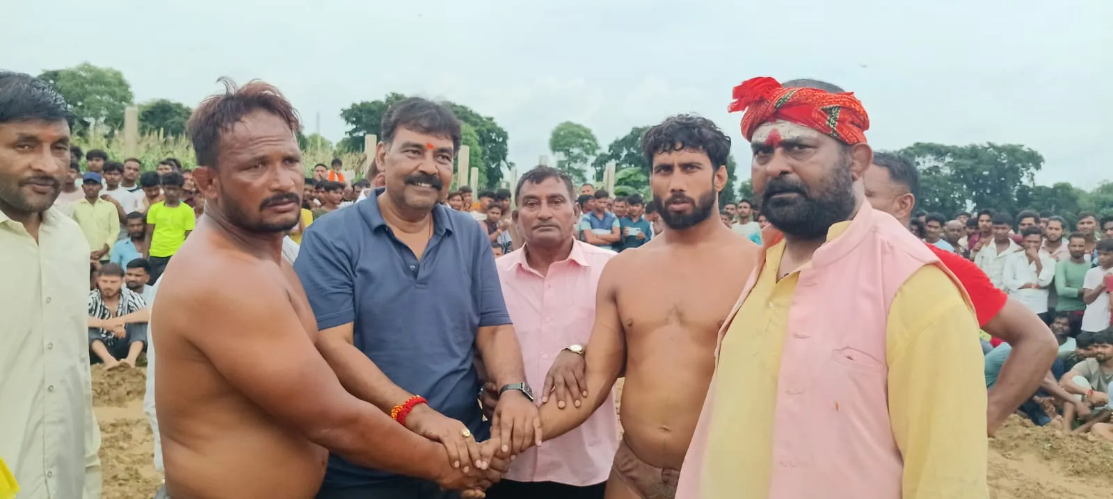 पिपरी में सजा दंगल का अखाड़ा, पहलवानों ने दिखाया दमखम।