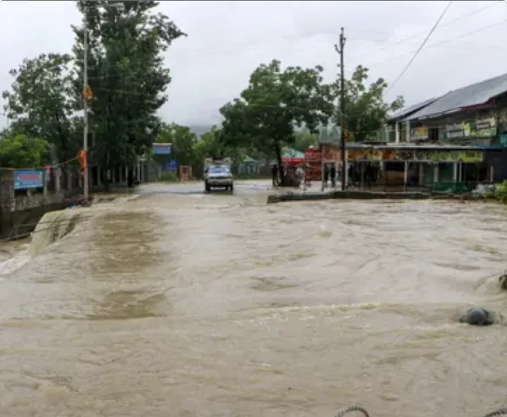 Heavy rainfall hits pehlgam road closed due to flash floods