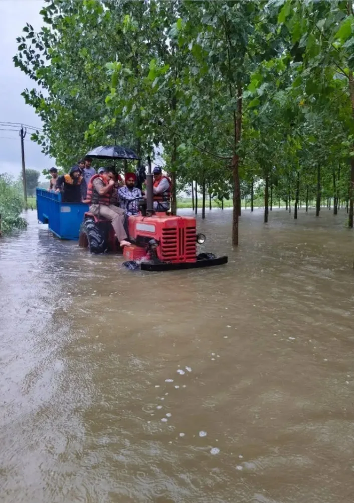 🚨 खटीमा में खंकरा नदी उफान पर! वनगंवा गांव में जलभराव, 20 परिवार प्रभावित—प्रशासन ने संभाला मोर्चा