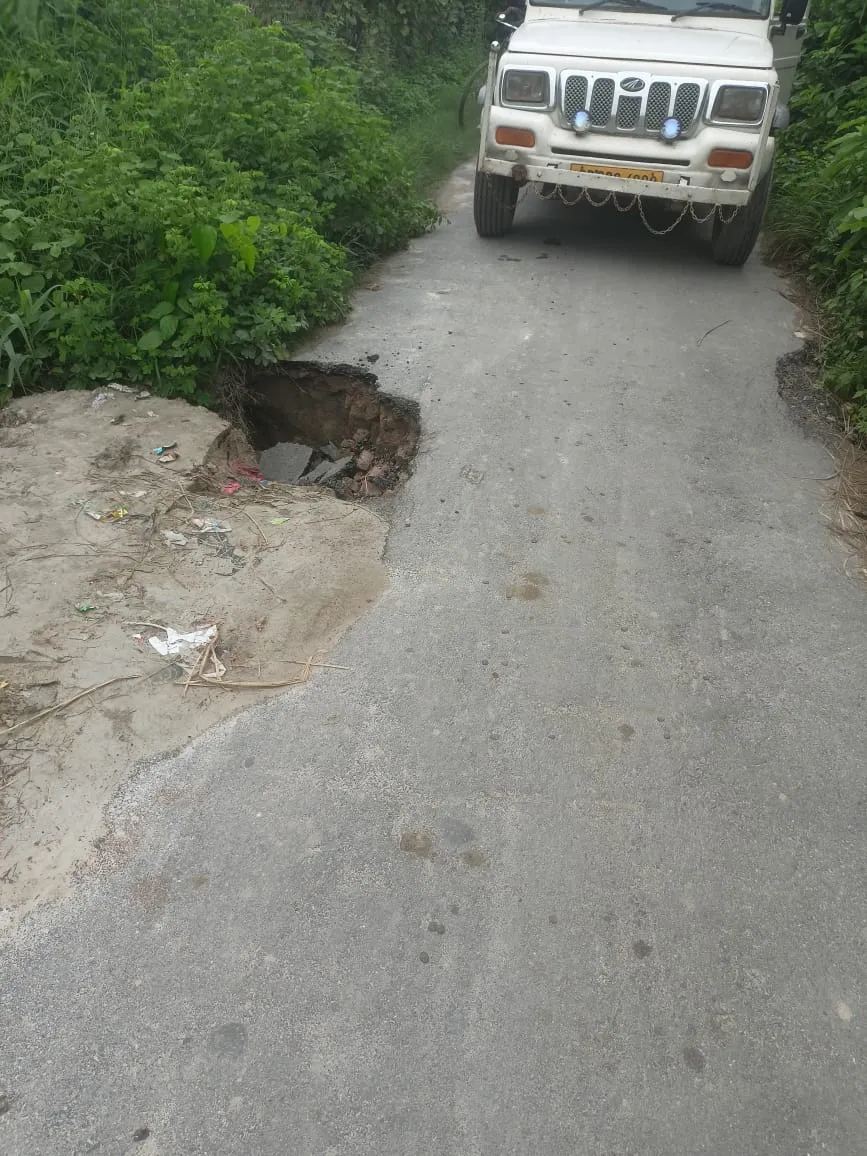 भारी बारिश से श्रीरामपुर टोला अहिरान राय मार्ग बदहाल, सड़क का बड़ा हिस्सा धंसा
