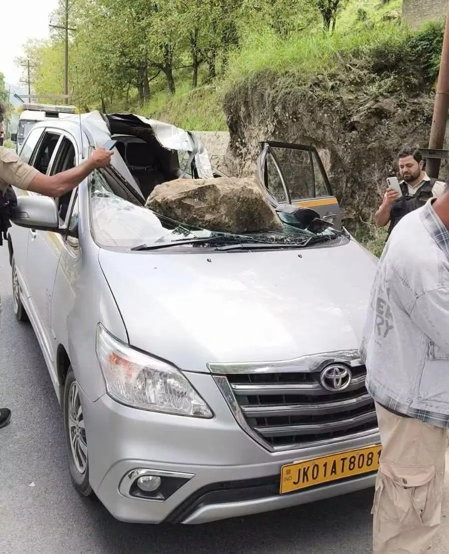 Tourist Injured After Stone Hits Innova Vehicle In Anantnag.
