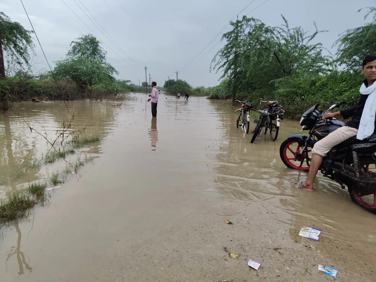 लगातार हो रही रुक रुक कर बारिश से नदी नाले उफान पर